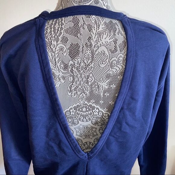 Nike Dri-Fit Versa Long Sleeve Open Back crewneck - Picture 10 of 12